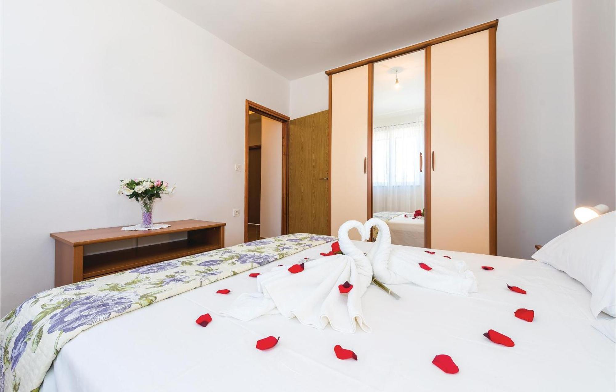 4 Bedroom Cozy Apartment In Vodice Zewnętrze zdjęcie